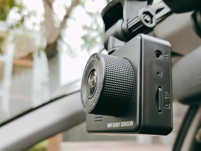 Camera lắp trên kính lái gọn gàng khống chế tầm nhìn