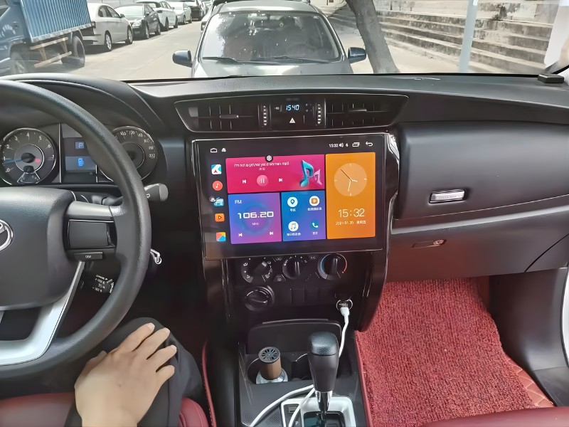 Nâng cấp màn hình Fortuner giúp khoang lái hiện đại và tiện nghi